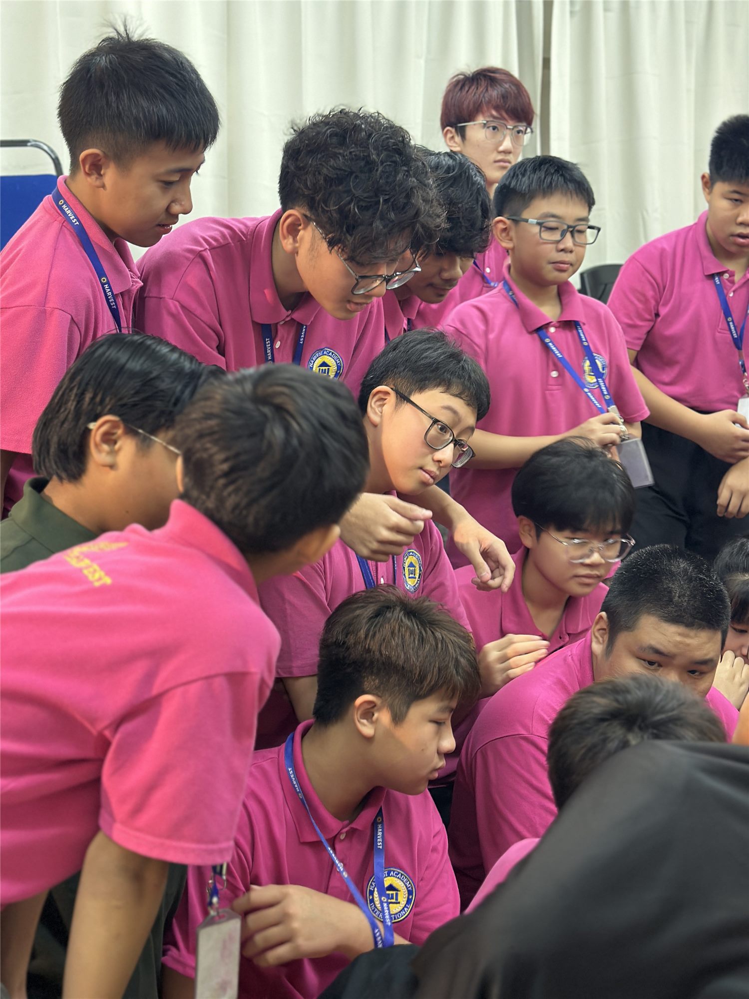 赫威学生在周会上一起进行小组活动